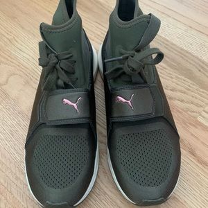 Almost brand new puma sneakers.